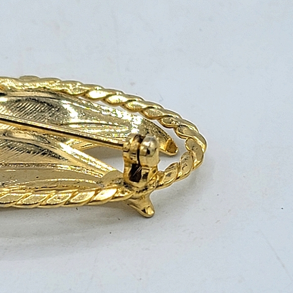 Elegant Textured Gold Tone Leaf Wreath Brooch with Faux Pearl Accent - Picture 5 of 11